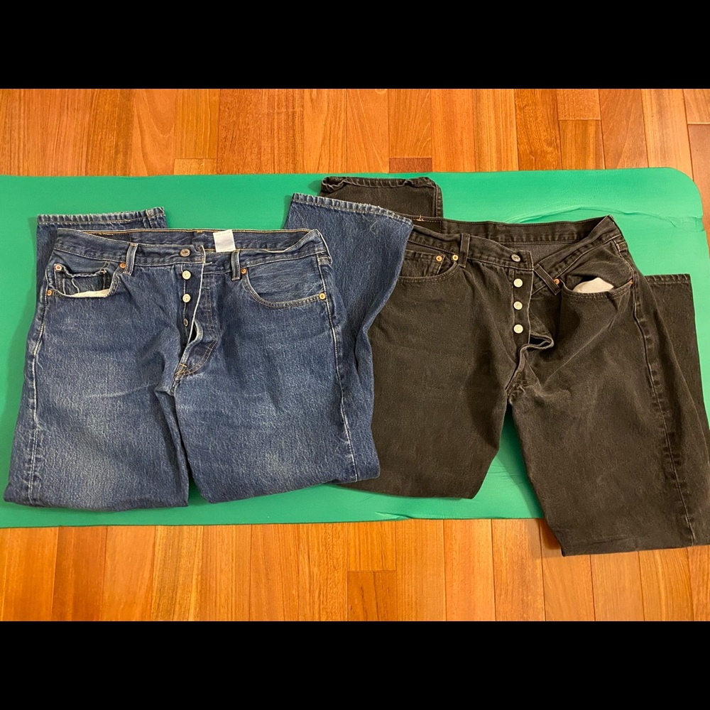 2 pairs of Men’s Levi’s 501 button fly straight leg denim jeans: blue & black